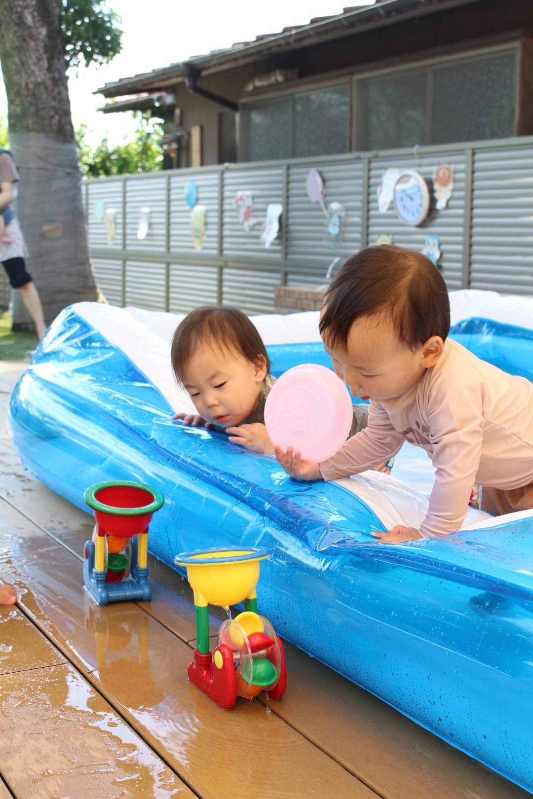 乳児園庭でプール遊び！