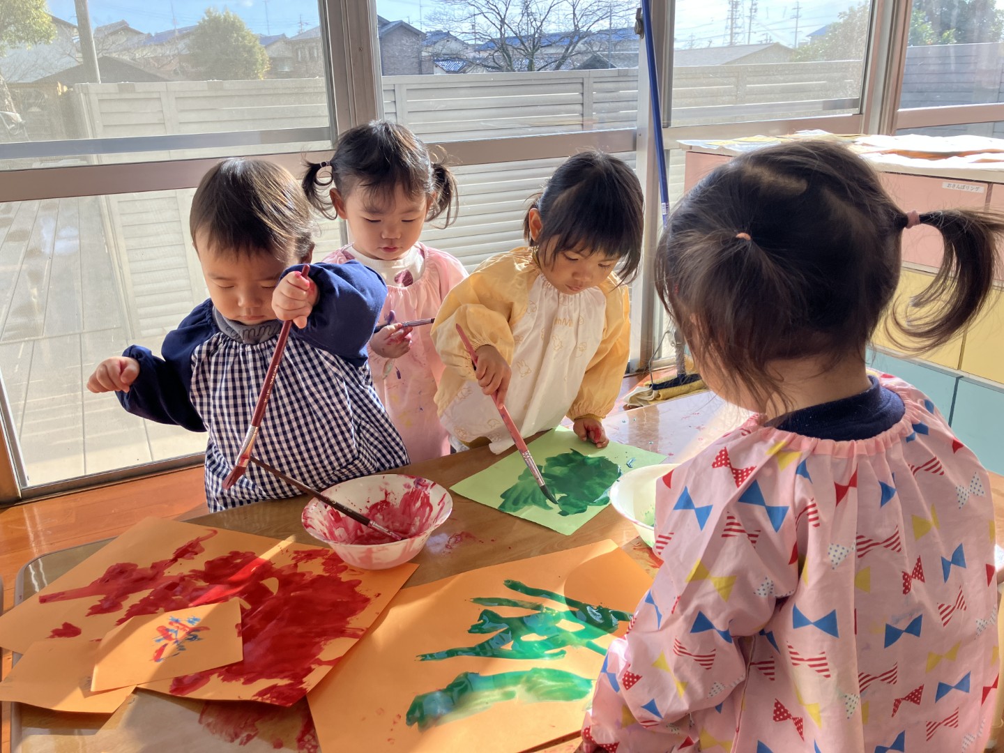 ことり組の絵の具遊び