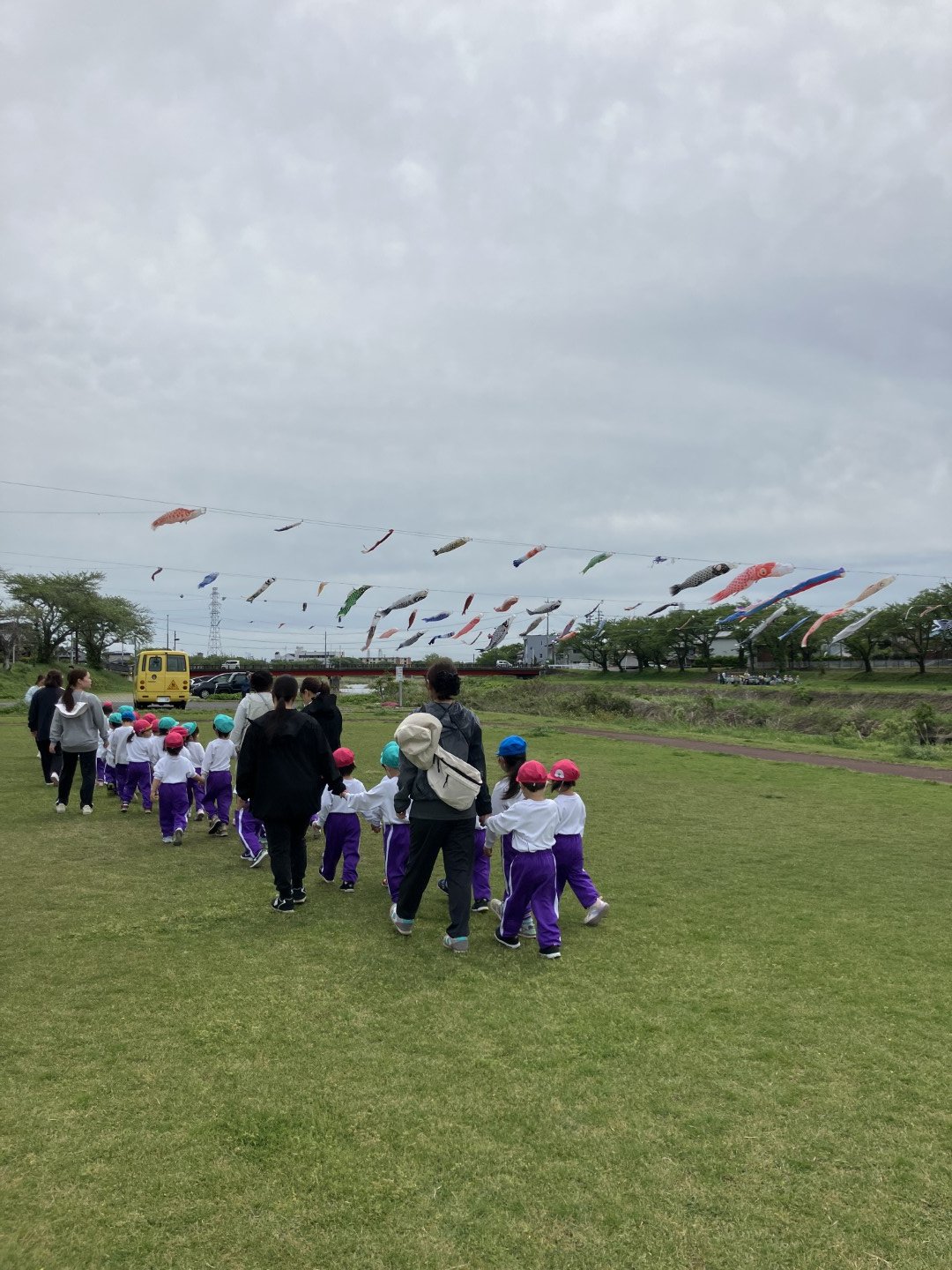 バスに乗ってこいのぼりを見に行きました