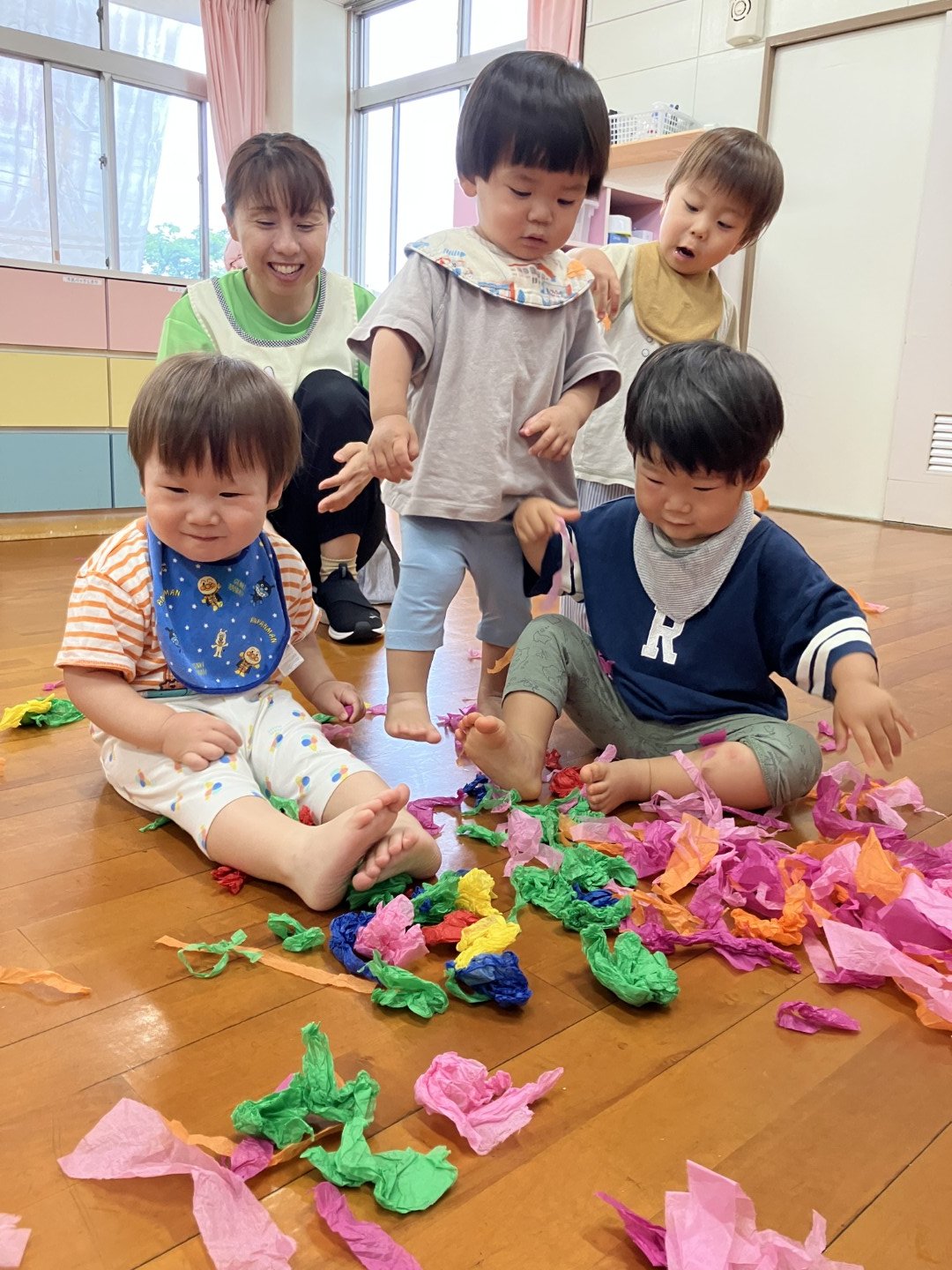 ０～２歳児クラスの活動のようす